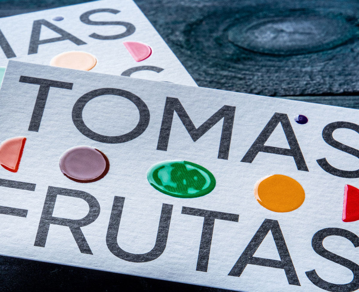tarjetas papel cartulina con textura verjurada martillada repujada con relieve barniz 3d