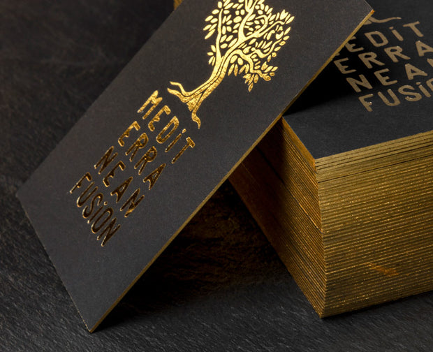 tarjetas de visita en papel negro con oro y bordes pintados