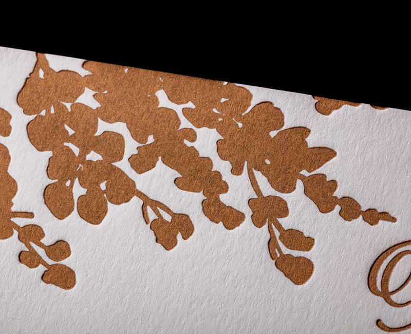 invitaciones con letterpress con tinta oro cobre pantone 876 estampado en bajo relieve