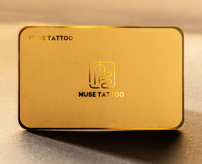 tarjetas metálicas premium doradas con logotipo en oro brillante con relieve grabado
