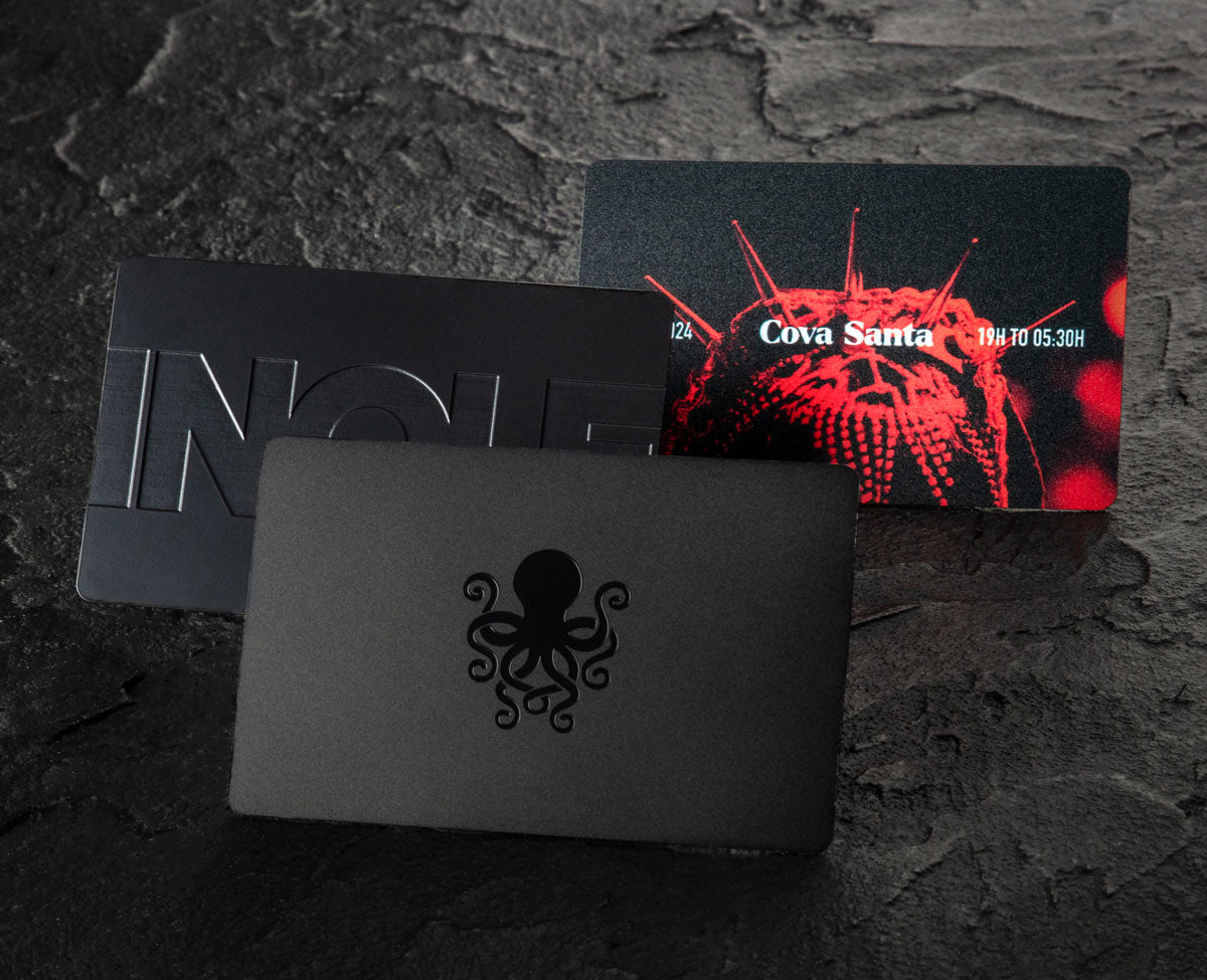 tarjetas de metal negro mate con impresion barniz relieve