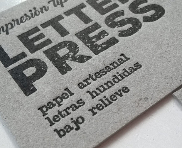 Tarjetas letterpress en cartón gris reciclado