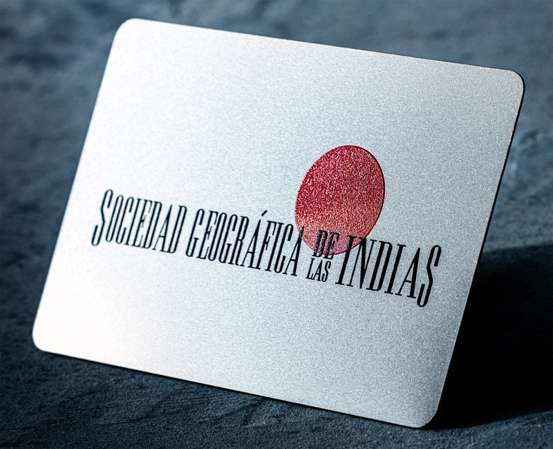 encargar impresión de tarjetas de metal acero aluminio plateadas con logotipo grabado impreso a tofo color