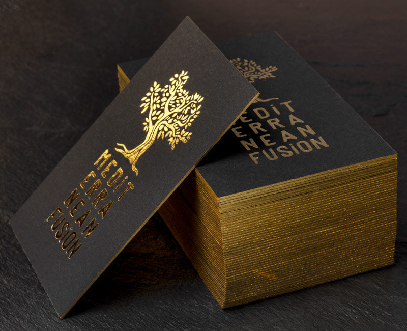 tarjetas de visita en papel negro con oro y cantos pintados